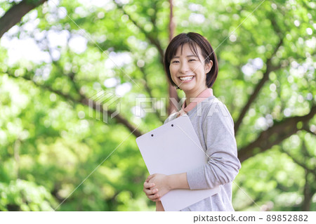 年輕的女性照顧者 89852882