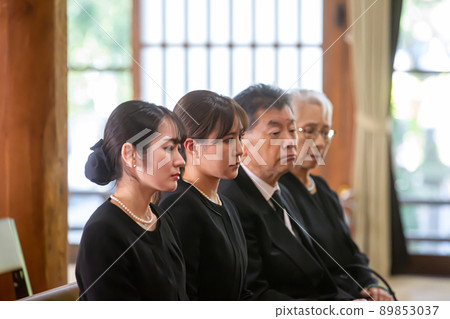 Bereaved family (female) who attended the funeral Bereaved family (female) who attended the funeral 89853037