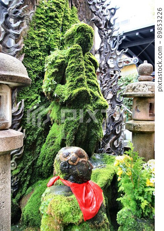 Mizukakefudoson of Hozenji Temple in Namba Mizukakefudoson of Hozenji Temple in Namba 89853226