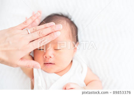 Put your hand on the baby's forehead, check fever and depressive fever, body temperature 89853376