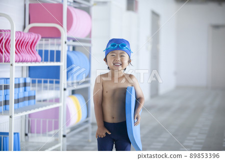在游泳學校游泳的男孩 89853396
