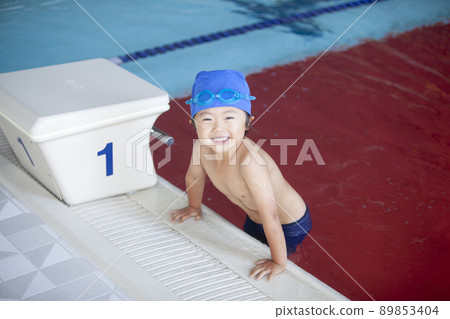 在游泳學校游泳的男孩 在游泳學校游泳的男孩 89853404