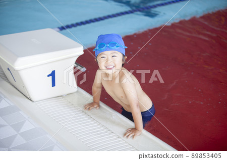 在游泳學校游泳的男孩 89853405