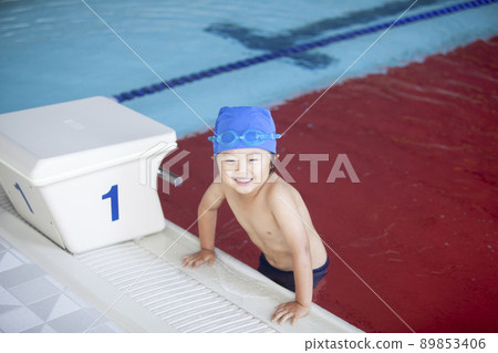 在游泳學校游泳的男孩 在游泳學校游泳的男孩 89853406