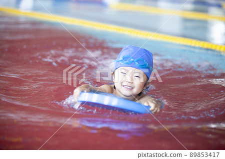 在游泳學校游泳的男孩 89853417
