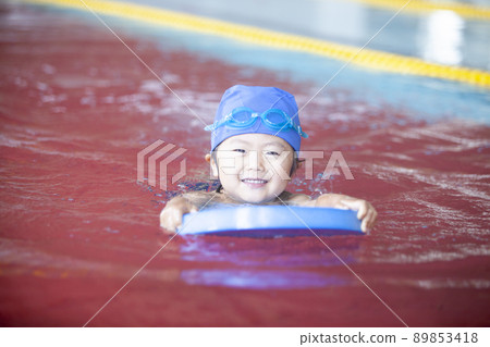 在游泳學校游泳的男孩 89853418
