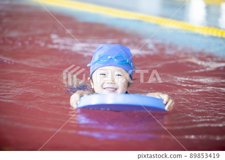在游泳學校游泳的男孩 89853419
