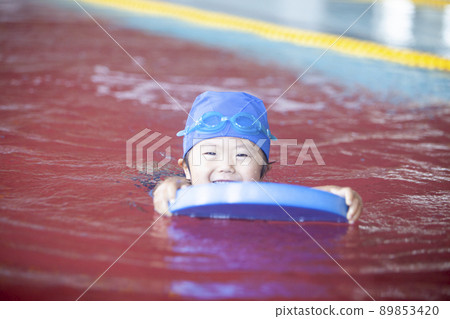 在游泳學校游泳的男孩 89853420