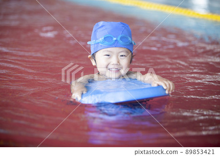 在游泳學校游泳的男孩 89853421