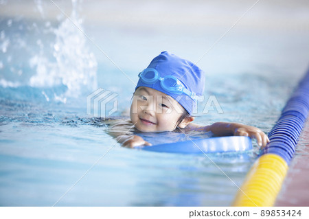 Boy swimming in swimming school Boy swimming in swimming school 89853424