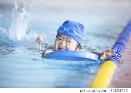 Boy swimming in swimming school 89853425