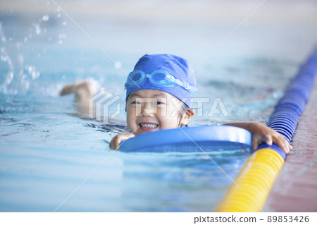 Boy swimming in swimming school 89853426