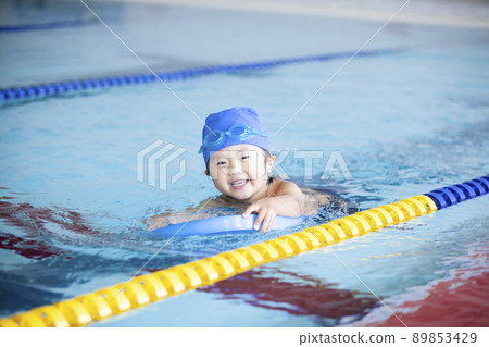 在游泳學校游泳的男孩 89853429