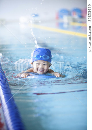 男孩在游泳池裡游泳 89853439