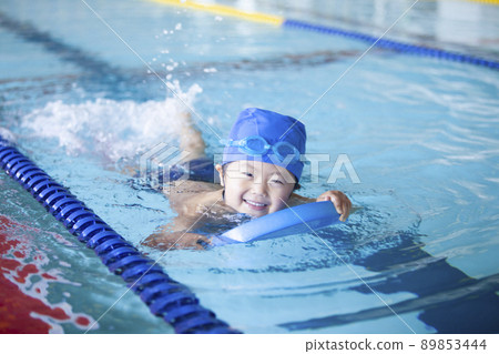 Boy swimming in swimming school 89853444