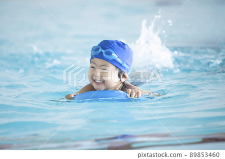 Boy swimming in swimming school 89853460