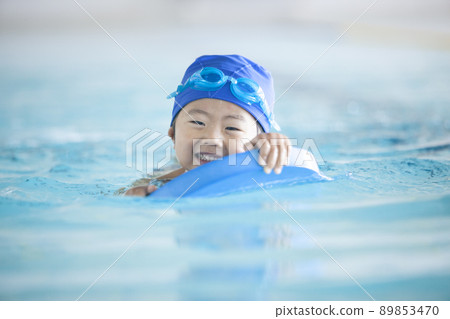 Boy swimming in swimming school Boy swimming in swimming school 89853470