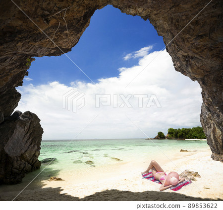 relax on the beach 89853622