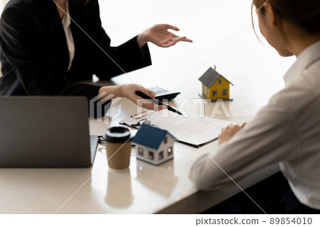 Real estate agents agree to buy a home and give keys to clients at their agency's offices. Concept agreement Real estate agents agree to buy a home and give keys to clients at their agency's offices. Concept agreement 89854010
