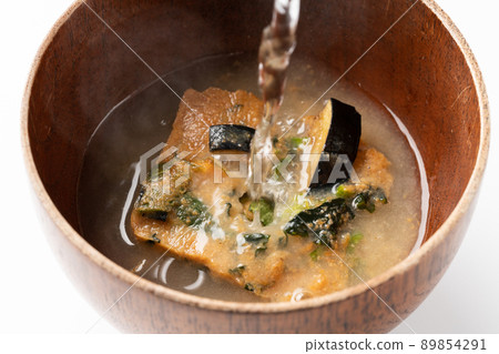 將熱水倒入凍乾的味o湯中 89854291