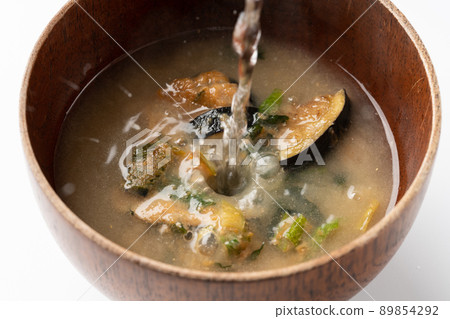 將熱水倒入凍乾的味o湯中 89854292