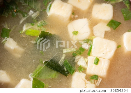 Pour hot water into freeze-dried miso soup 89854294