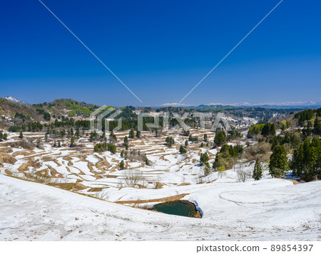 Niigata_ Superb view of the rice terraces of Hoshitoge with the remaining snow 89854397