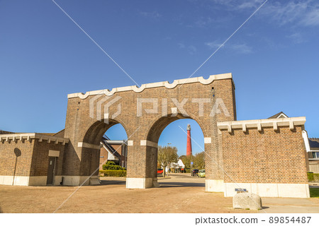 Huisduinen, Netherlands, April 2022. The gatehouse with a view of the Huisduinen lighthouse. Huisduinen, Netherlands, April 2022. The gatehouse with a view of the Huisduinen lighthouse. 89854487