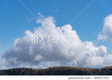 The blue sky of the plateau 89855301