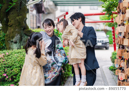 A family visiting a palace with a baby 89855770