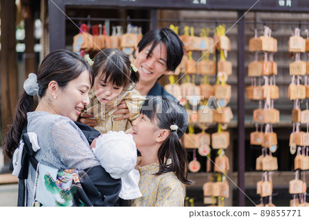 A family visiting a palace with a baby 89855771