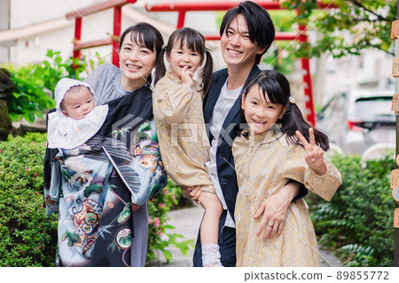 A family visiting a palace with a baby 89855772
