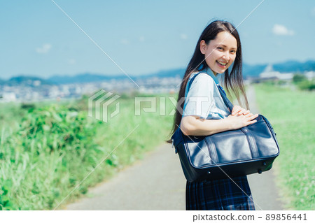 穿著夏天衣服的女高中生 89856441