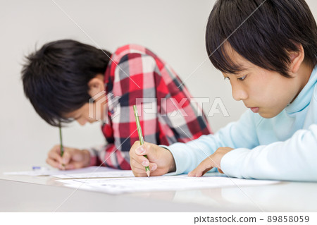 與朋友一起學習的男子補習班 89858059