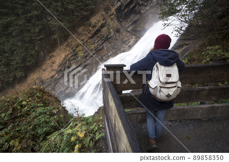 girl traveler looking at the waterfall 89858350