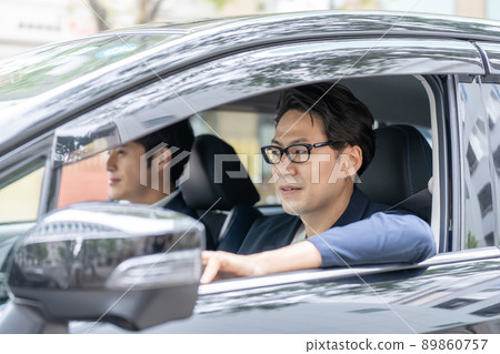 商務車駕駛,兩名中年男子 商務車駕駛,兩名中年男子 89860757