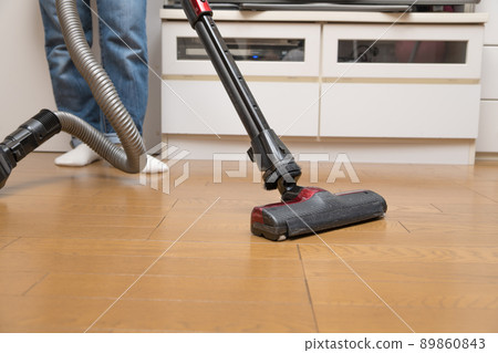 [Middle housewife cleaning flooring with a cyclone cleaner] 89860843