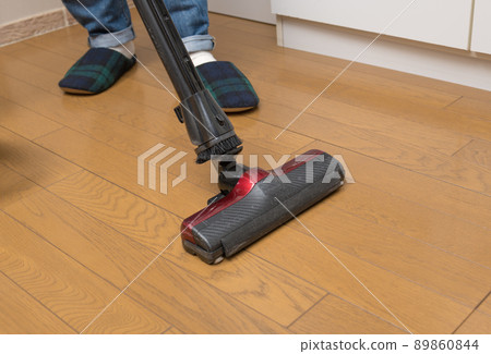 [Middle housewife cleaning flooring with a cyclone cleaner] 89860844
