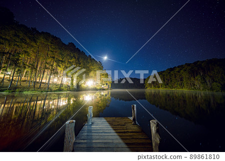 wooded bridge in Pang ung park 89861810