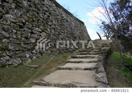 宇和島城,愛媛縣宇和島市的歷史遺跡,沿著石牆通往天守閣的石階上方是藍天 宇和島城,愛媛縣宇和島市的歷史遺跡,沿著石牆通往天守閣的石階上方是藍天 89861821