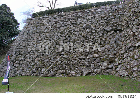 宇和島城跡是愛媛縣石垣市宇和島市的歷史遺跡，用天守閣支撐著主圍牆 89861824