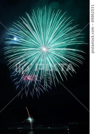 月夜漂浮的大型煙花(綠色) 月夜漂浮的大型煙花(綠色) 89862031