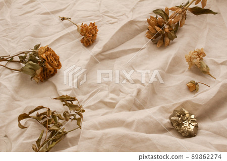 亞麻布和乾花和織地不很細布背景 89862274