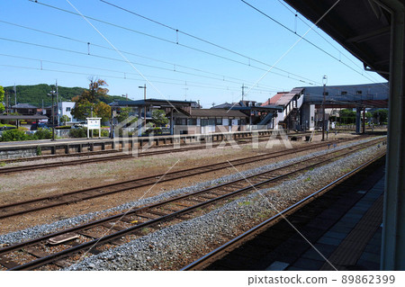 寄居站（秩父鐵道、東武鐵道、JR東日本），從站台看到的軌道和藍天[埼玉縣寄居町] 89862399
