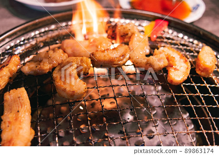 烤肉和網烤新鮮美味的肉,烤肉和火焰,炎熱的夏天形象,食物質地材料 烤肉和網烤新鮮美味的肉,烤肉和火焰,炎熱的夏天形象,食物質地材料 89863174