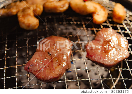 看起來新鮮可口的烤肉和充滿網的烤肉 炎熱的夏天形象 食物質地材料 89863175