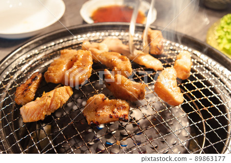 Grilling fresh and appetizing meat Grilled meat and grilled meat Grilled meat and flame Hot summer image Food texture material 89863177