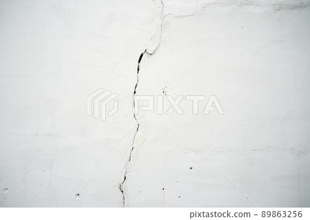 cracked surface of an old wall cracked surface of an old wall 89863256