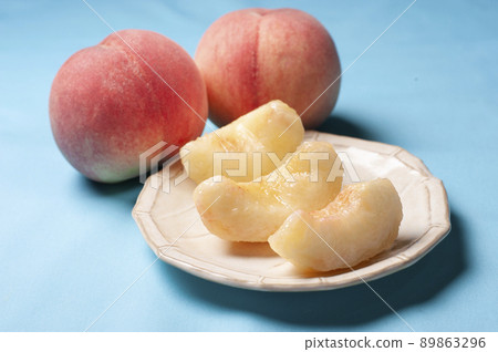 Ripe peaches from Yamanashi prefecture Ripe peaches from Yamanashi prefecture 89863296