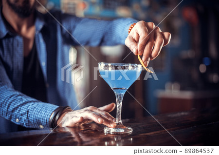 Bartender makes a cocktail on the saloon 89864537